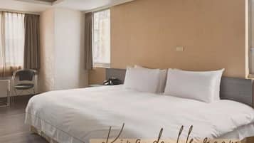 Elite Double Room, 1 King Bed | Premium bedding, free minibar, desk, laptop workspace