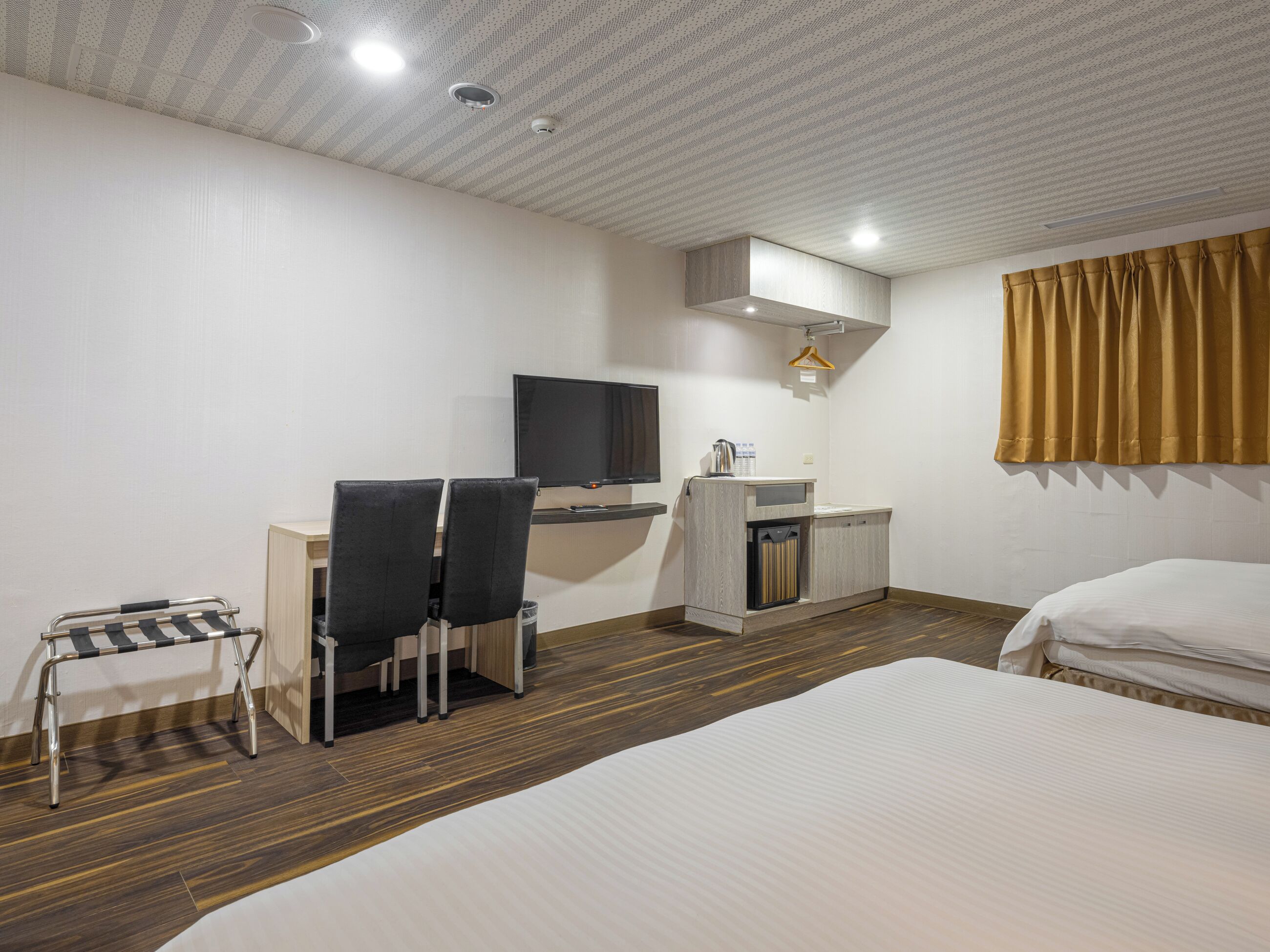 ห้องอีโคโนมีสำหรับสี่ท่าน, ไม่มีหน้าต่าง | ห้องน้ำ | ฝักบัว, เรนชาวเวอร์, ไดร์เป่าผม, รองเท้าสวมภายในห้อง