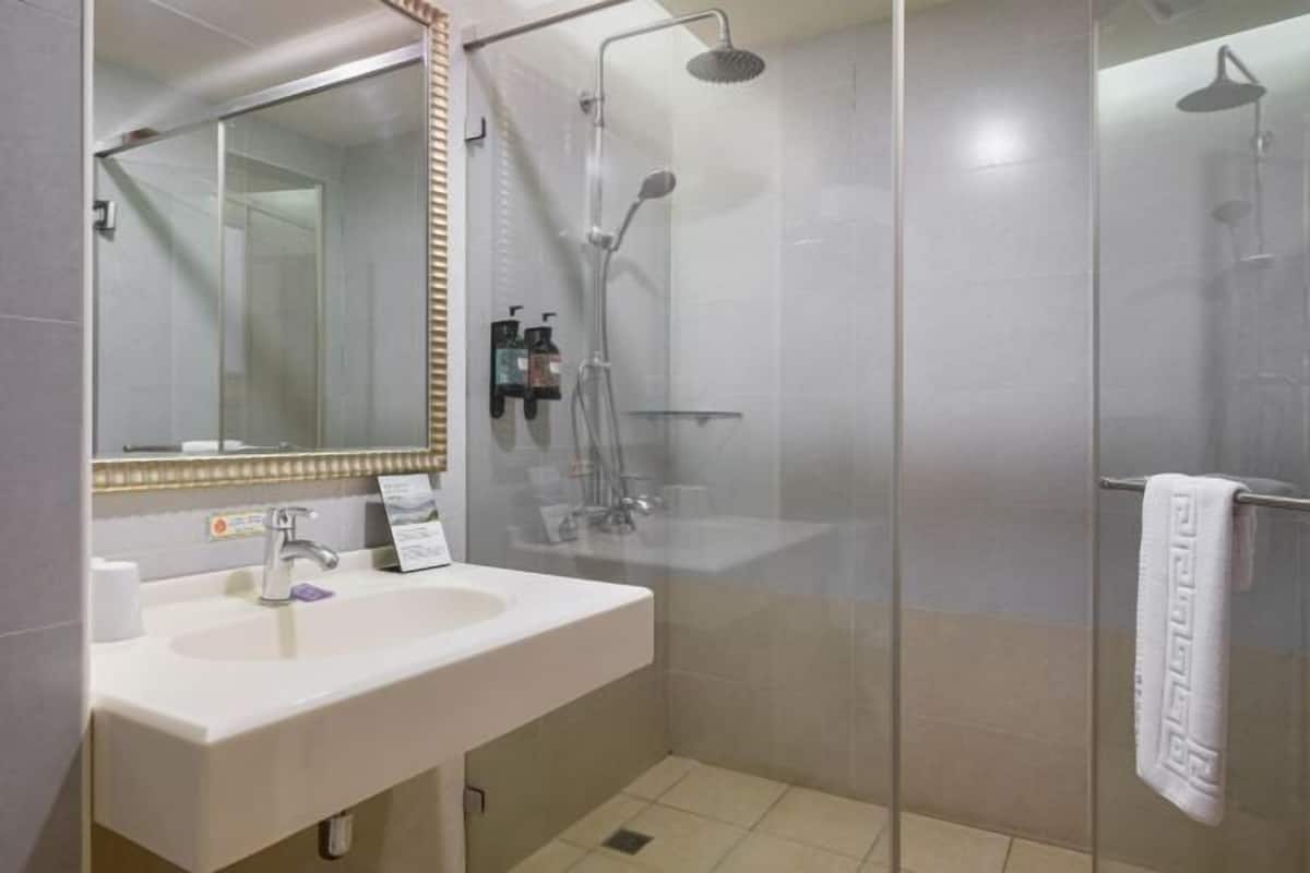 Een douche, een regendouche, een haardroger, pantoffels