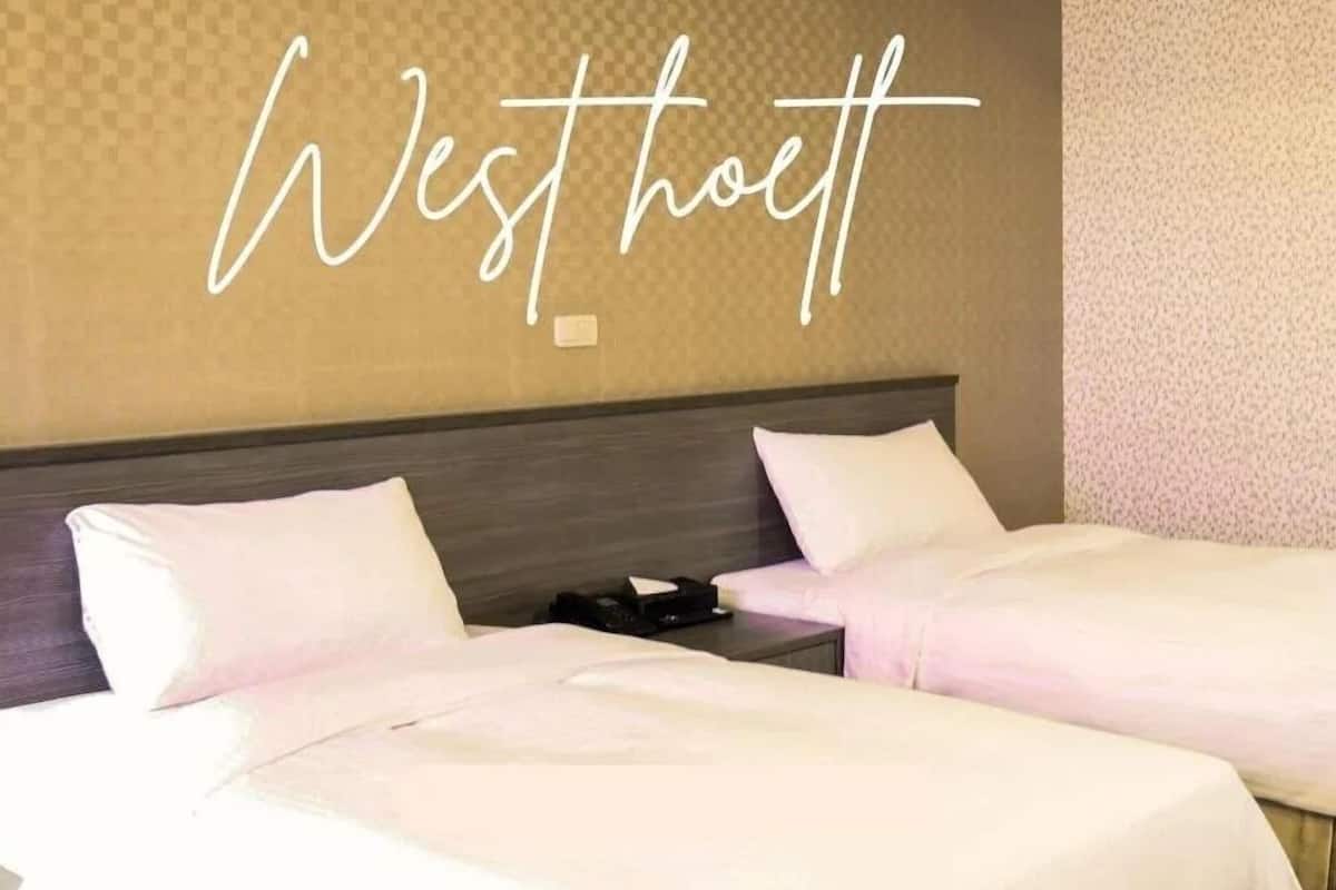 business twin room | 1 bedroom, premium bedding, free minibar, desk