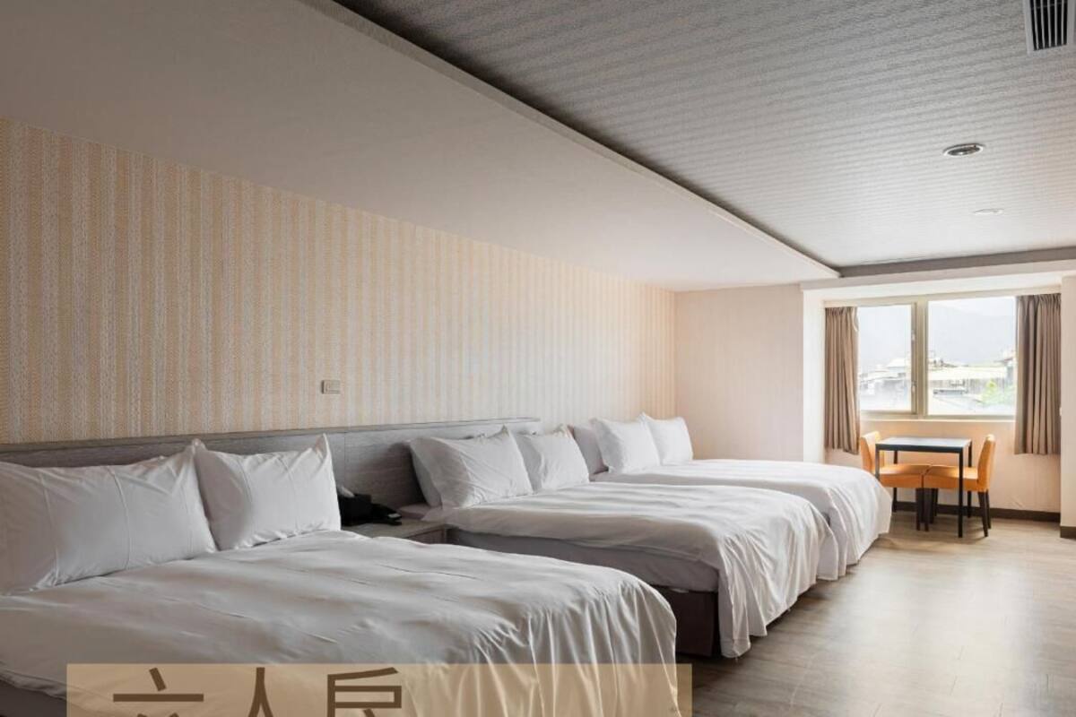family room | 1 bedroom, premium bedding, free minibar, desk