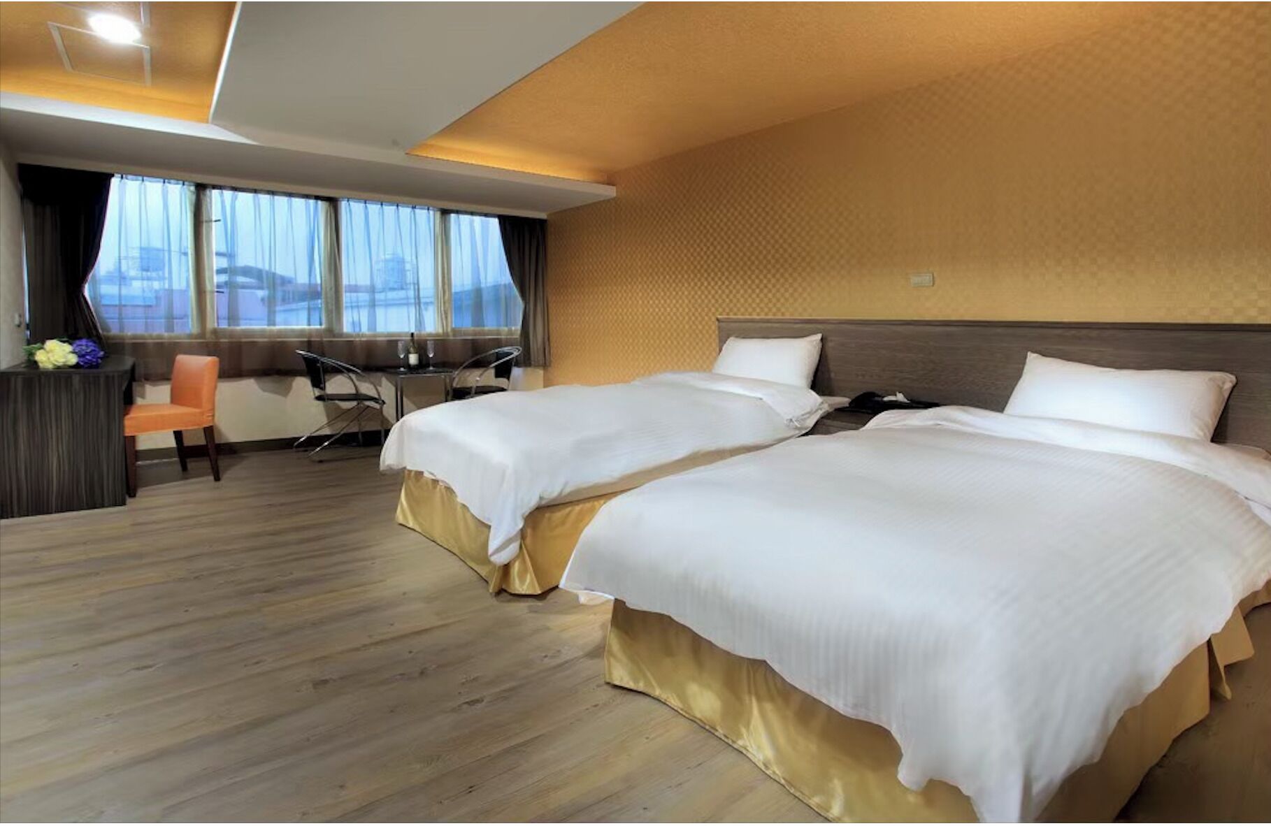 Business Twin Room | Premium bedding, free minibar, desk, laptop workspace