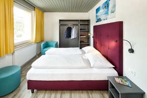 Eenvoudige tweepersoonskamer, 1 slaapkamer | Een bureau, gratis wifi, beddengoed