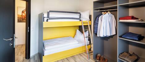 2 kamar tidur, meja kerja, Wi-Fi gratis, dan seprai linen