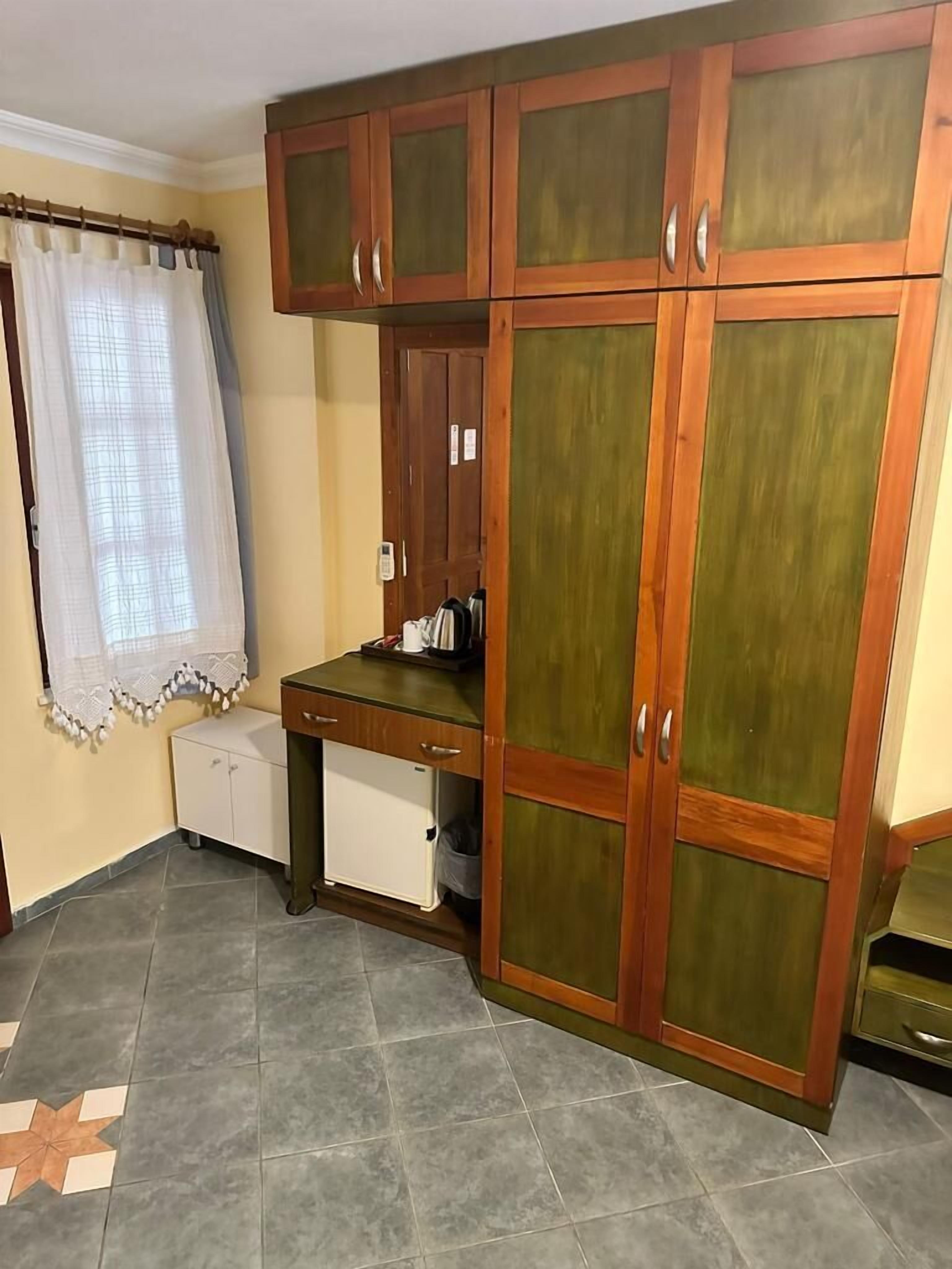 economy triple room | 1 bedroom, in-room safe, blackout curtains, free wifi