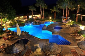 Outdoor pool, pool umbrellas, sun loungers - Grenadine Lodge (Ortaca)