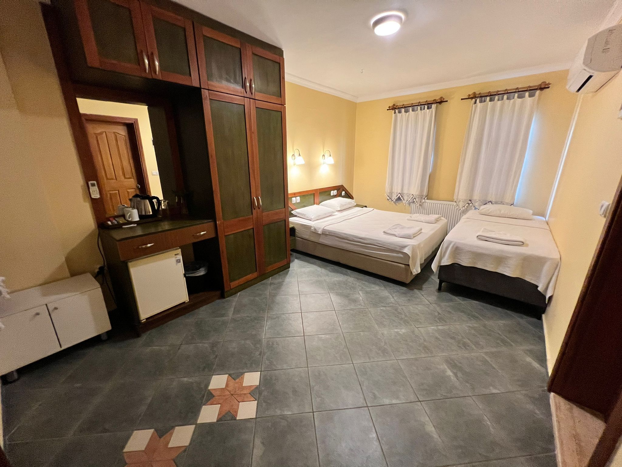 economy triple room | 1 bedroom, in-room safe, blackout curtains, free wifi