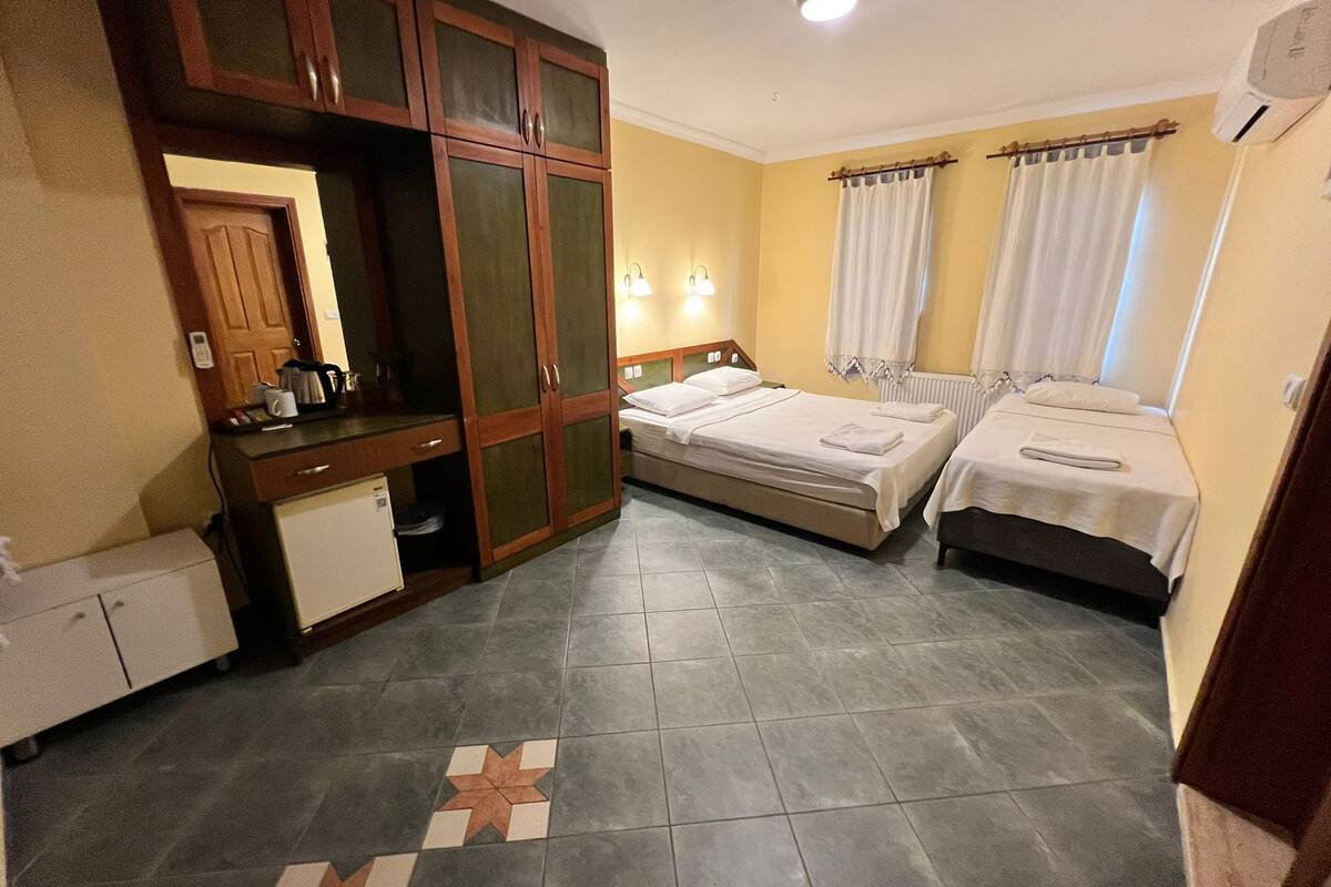 economy triple room | 1 bedroom, in-room safe, blackout curtains, free wifi