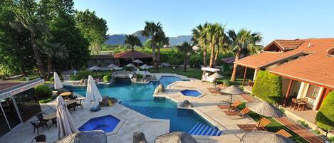 Piscina externa, guarda-sóis, espreguiçadeiras