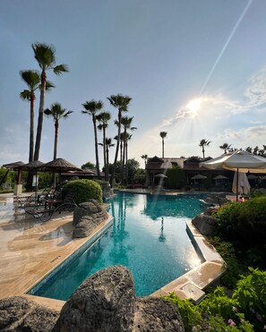Outdoor pool, pool umbrellas, sun loungers - Grenadine Lodge (Ortaca)