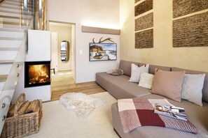 Chalet exclusivo, 2 habitaciones | Sala de estar | Una televisión de pantalla plana, una chimenea
