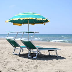 En la playa y playa de arena blanca