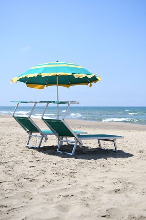 Rannalla, valkoista hiekkaa