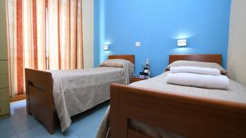 Camera Economy con 2 letti singoli | Una scrivania, lenzuola