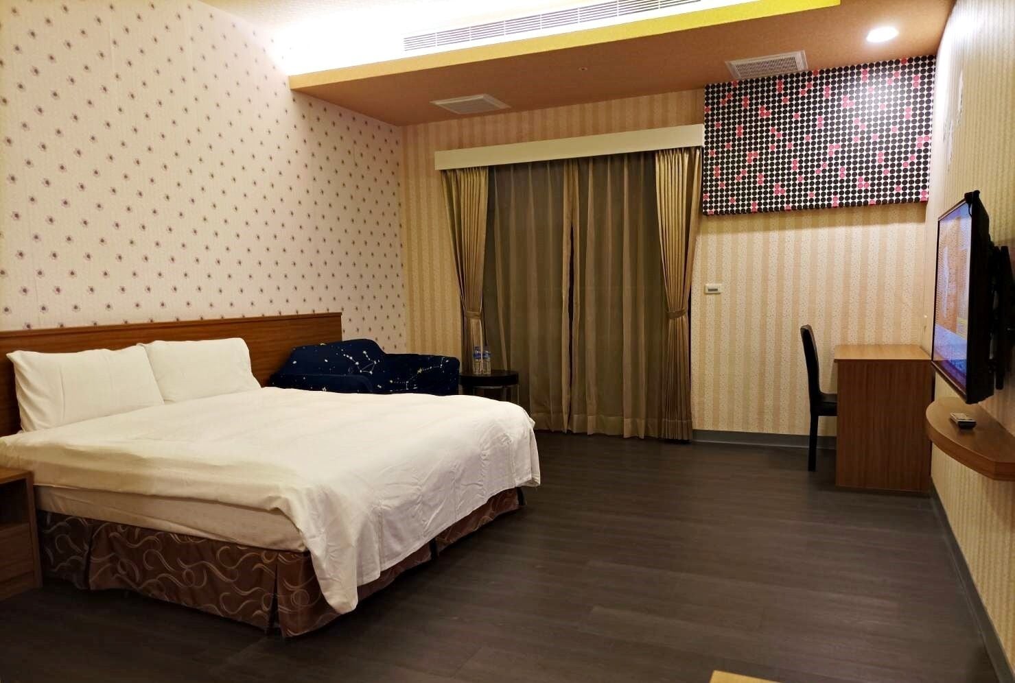 standard double room, 1 double bed | desk, blackout curtains, free wifi, bed sheets