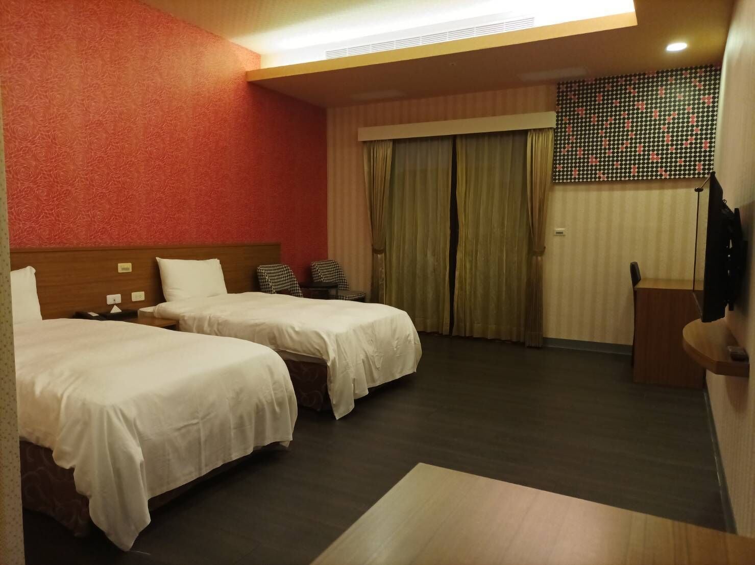 business twin room | desk, blackout curtains, free wifi, bed sheets