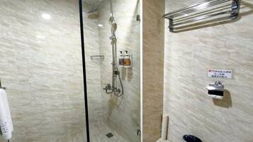 Family Quadruple Room | Bathroom | Shower, rainfall showerhead, hair dryer, towels