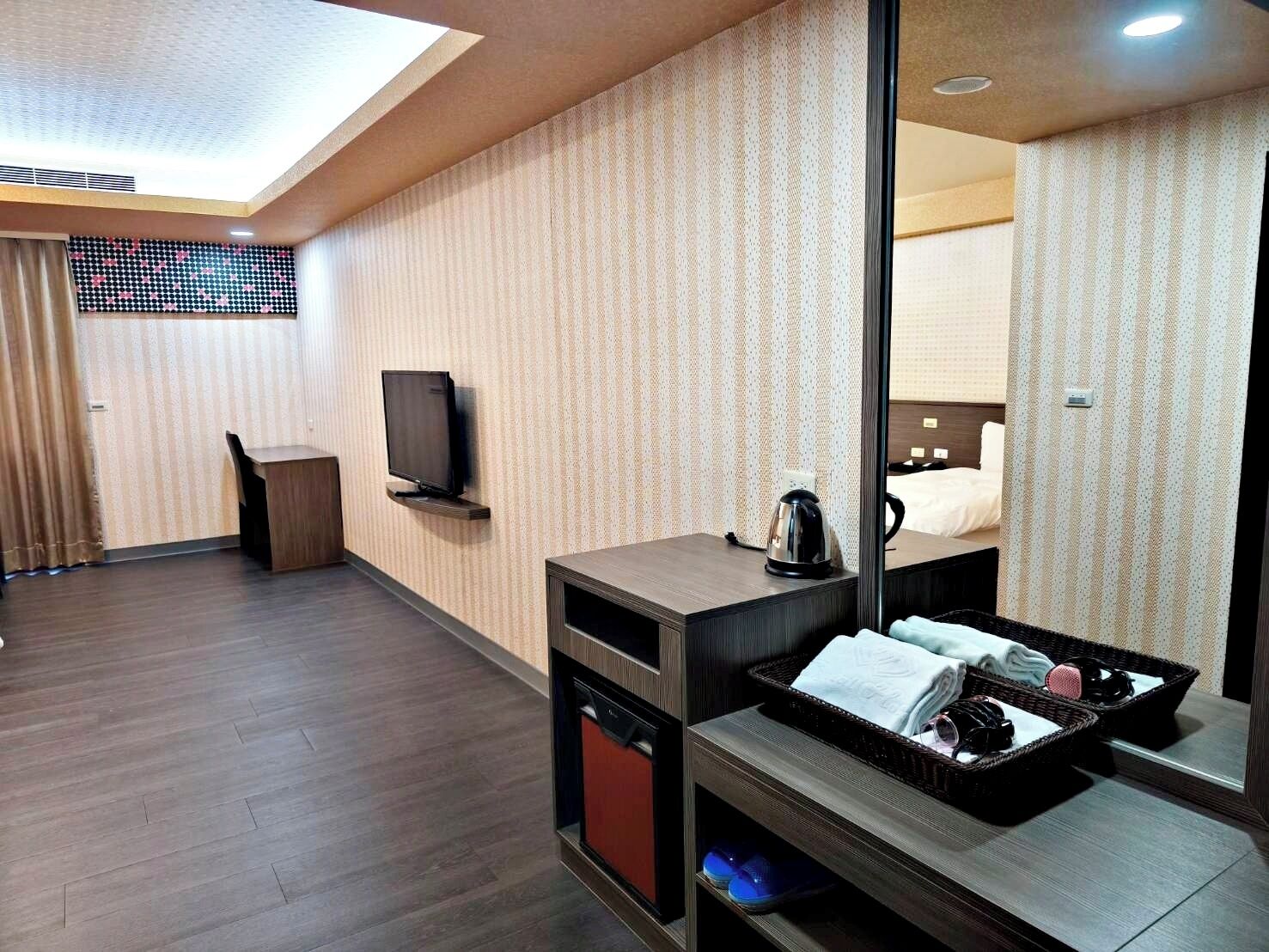 商务双床房 | 办公桌、遮光窗帘、免费 WiFi、床单