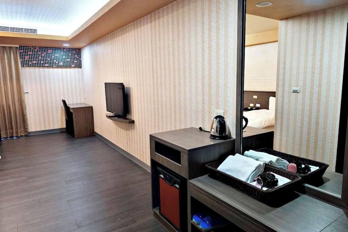 Business Twin Room | Down duvets, desk, blackout curtains, free WiFi