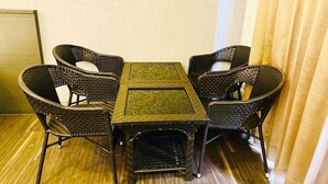 Phòng 4 dành cho gia đình | Chăn bông, bàn, màn/rèm cản sáng, truy cập Internet không dây miễn phí 