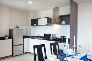 Refrigerador, microondas, parrilla de estufa y cafetera y tetera 