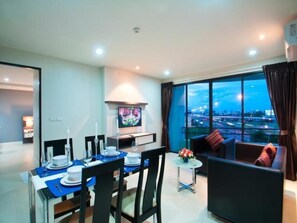 39-inch flat-screen TV with cable channels, TV, books - VC Residence (Chonburi)