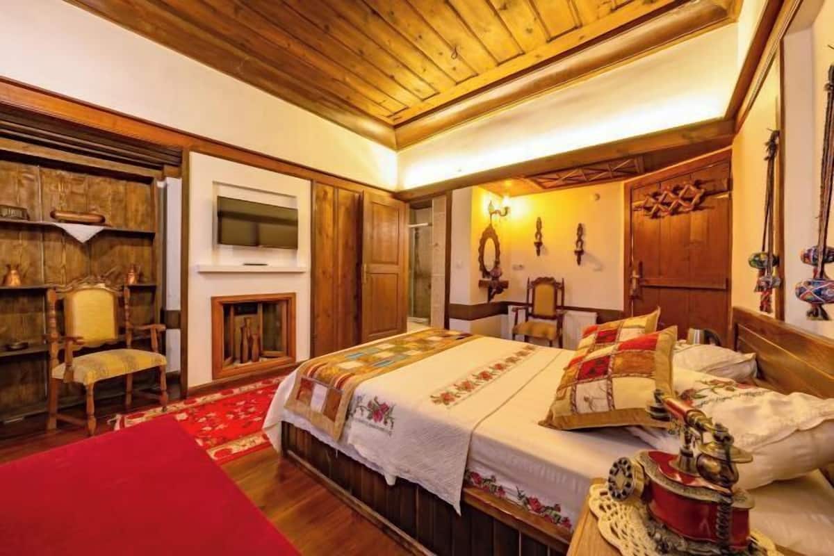 1 bedroom, premium bedding, free minibar items, desk