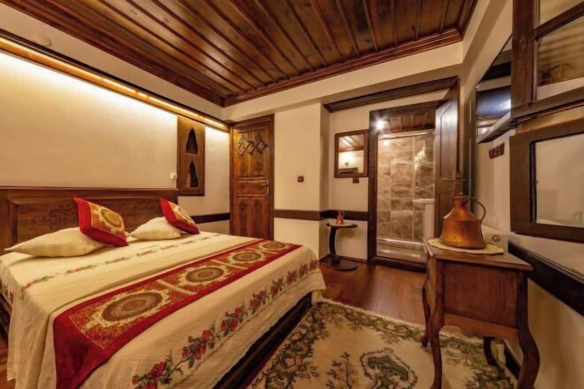 1 bedroom, premium bedding, free minibar items, desk