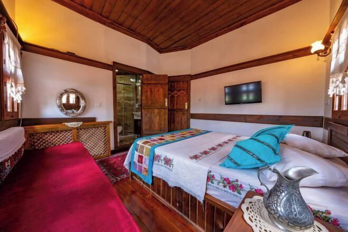 1 bedroom, premium bedding, free minibar items, desk