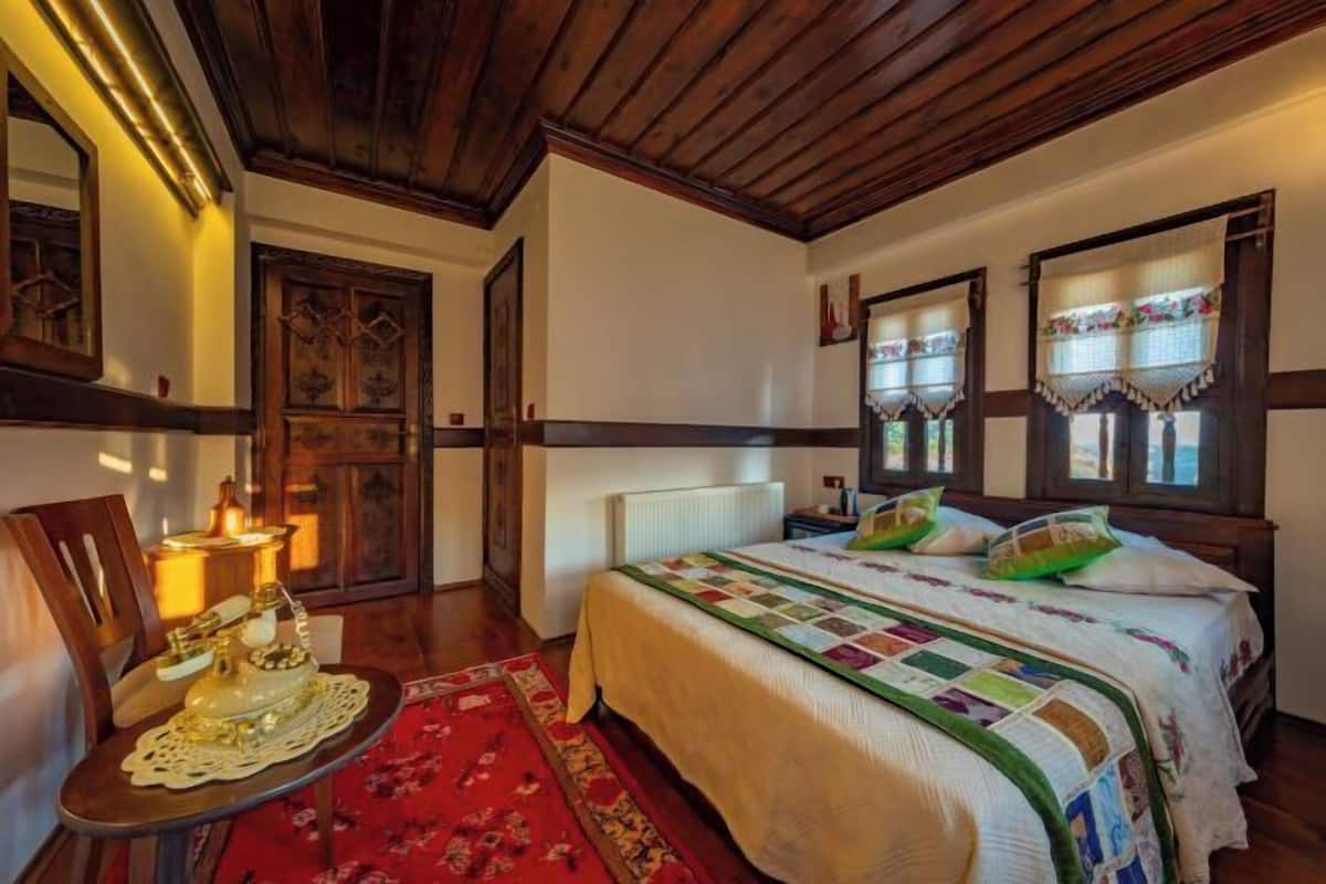 1 bedroom, premium bedding, free minibar items, desk