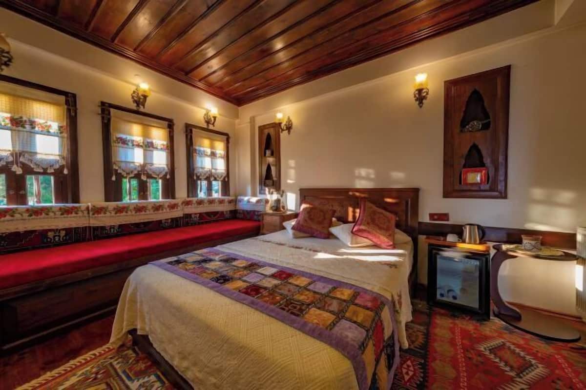 1 bedroom, premium bedding, free minibar items, desk