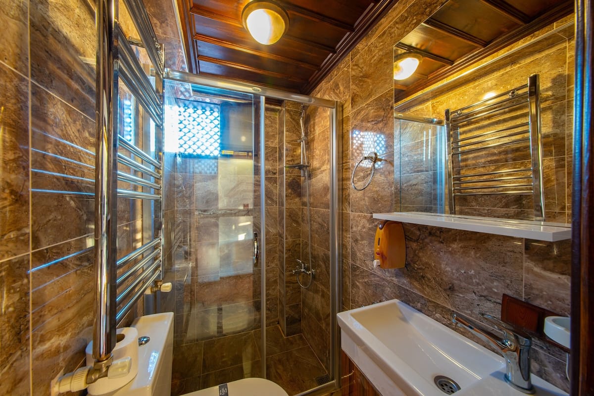 standard double room, city view | bathroom | shower, free toiletries, hair dryer, slippers