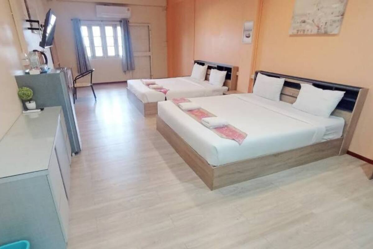 Quadruple Room | Minibar, blackout drapes, soundproofing, WiFi (free)