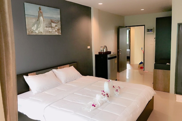 Minibar, blackout drapes, soundproofing, free WiFi