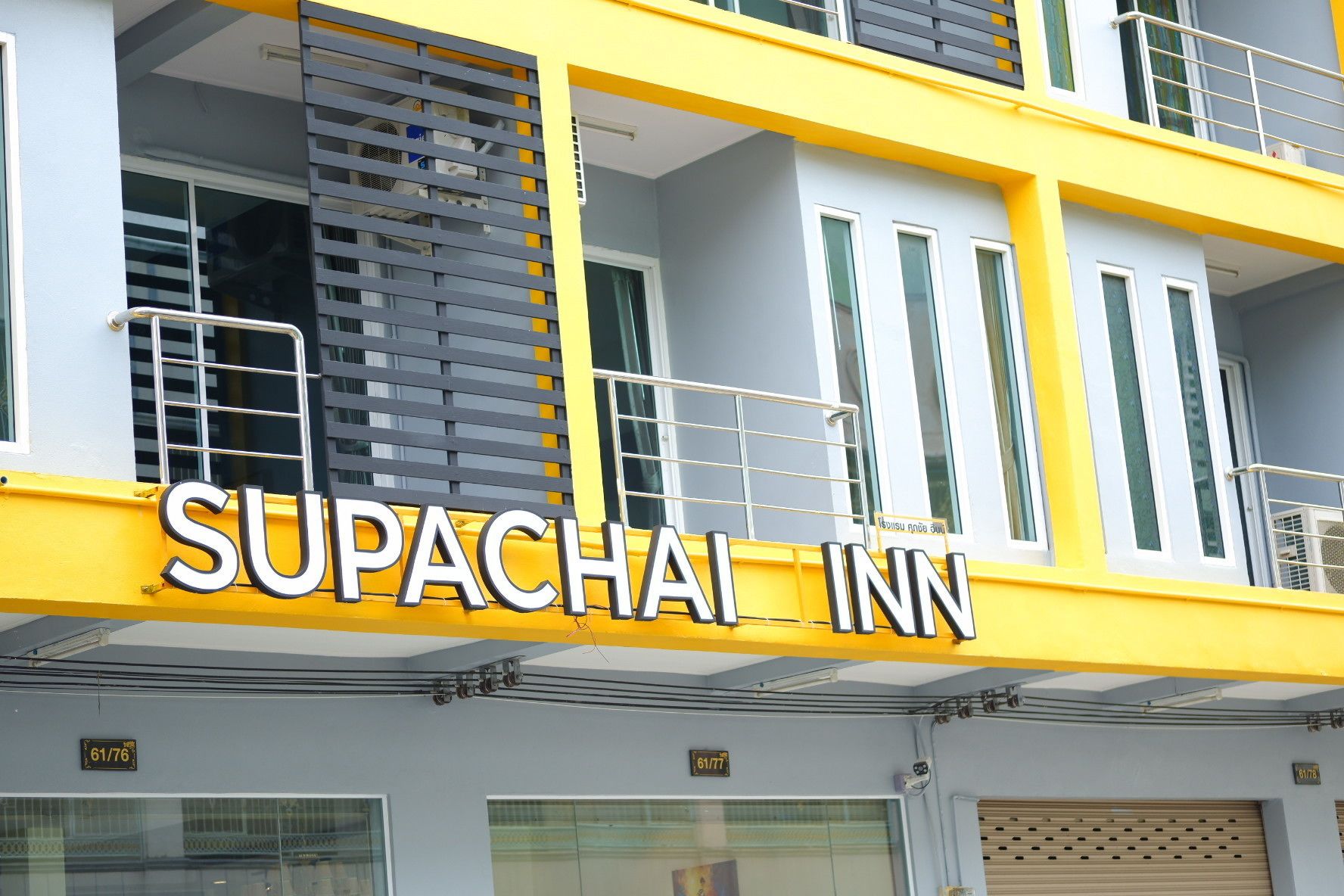 Un edificio con el cartel 'SUPACHAI INN' que indica un hotel.