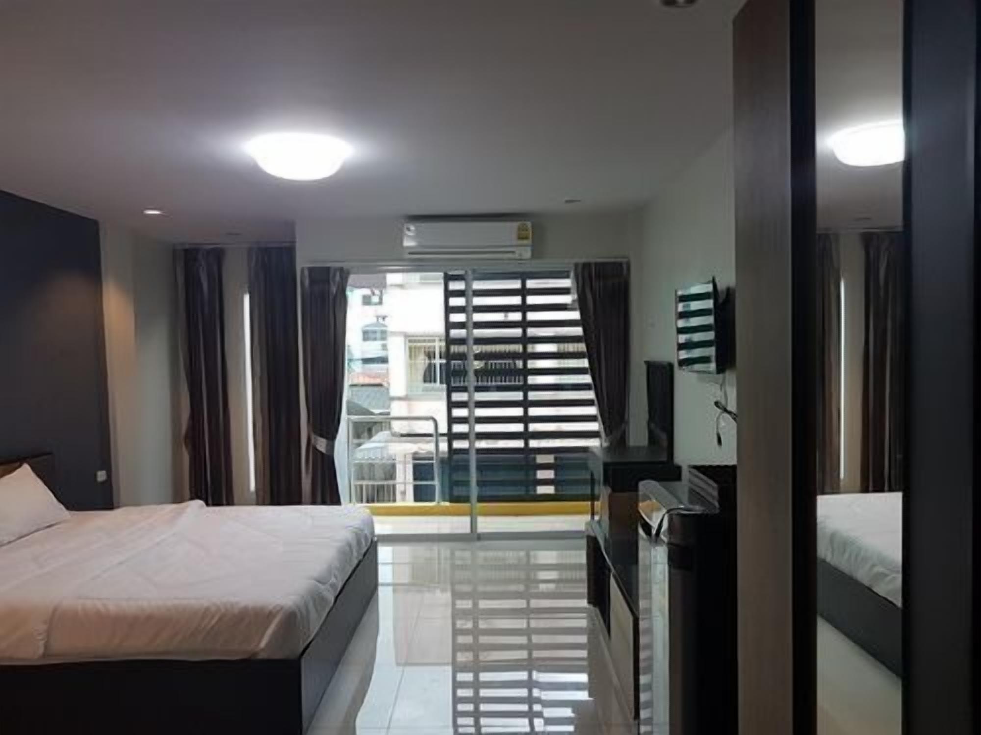 Premier King  | Minibar, blackout drapes, soundproofing, free WiFi