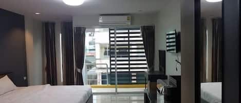 Premier King | Minibar, blackout drapes, soundproofing, free WiFi