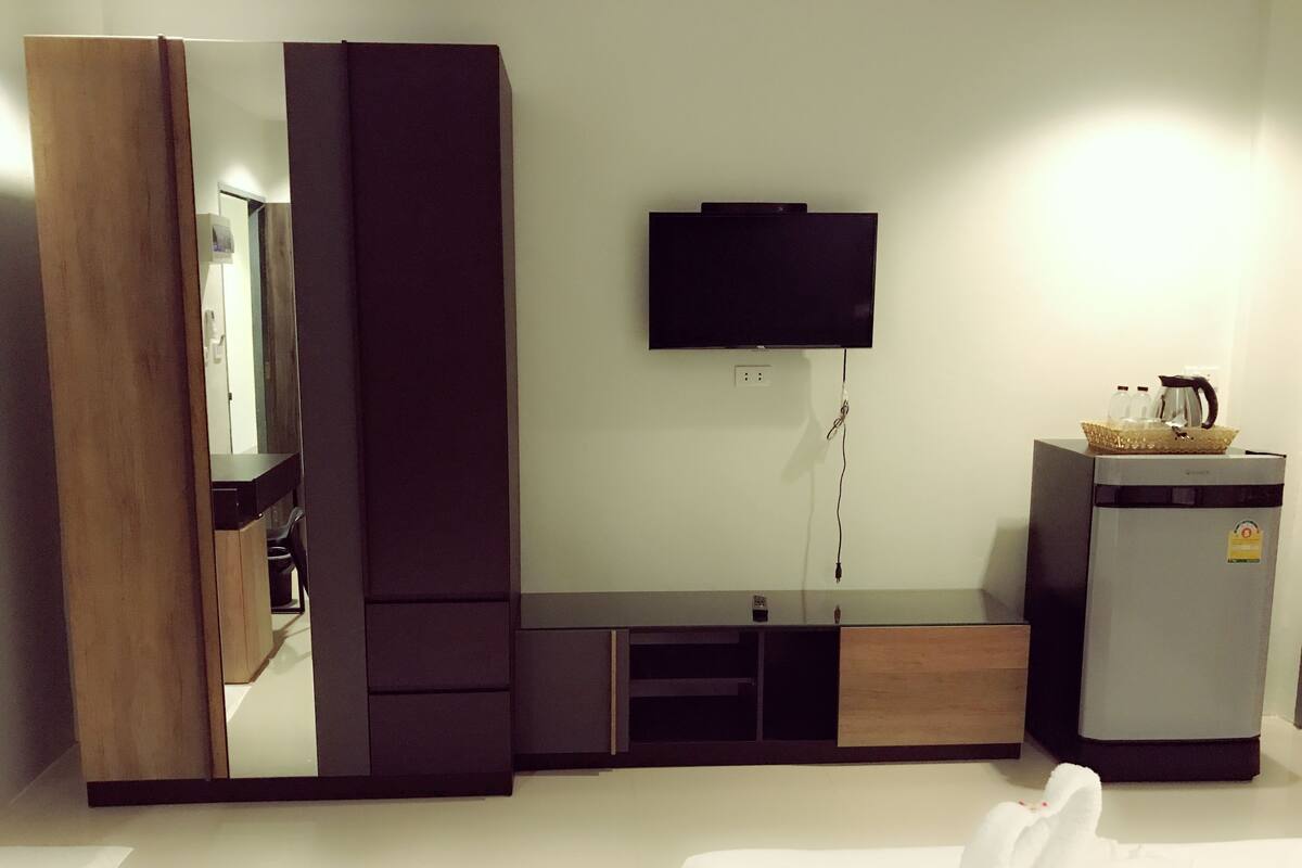 Standard King | Bathroom | Shower, free toiletries, hair dryer, towels