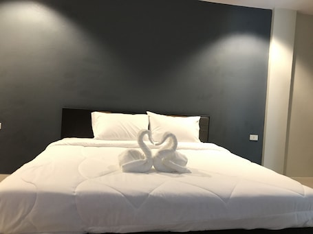 Standard King | Minibar, blackout drapes, soundproofing, free WiFi