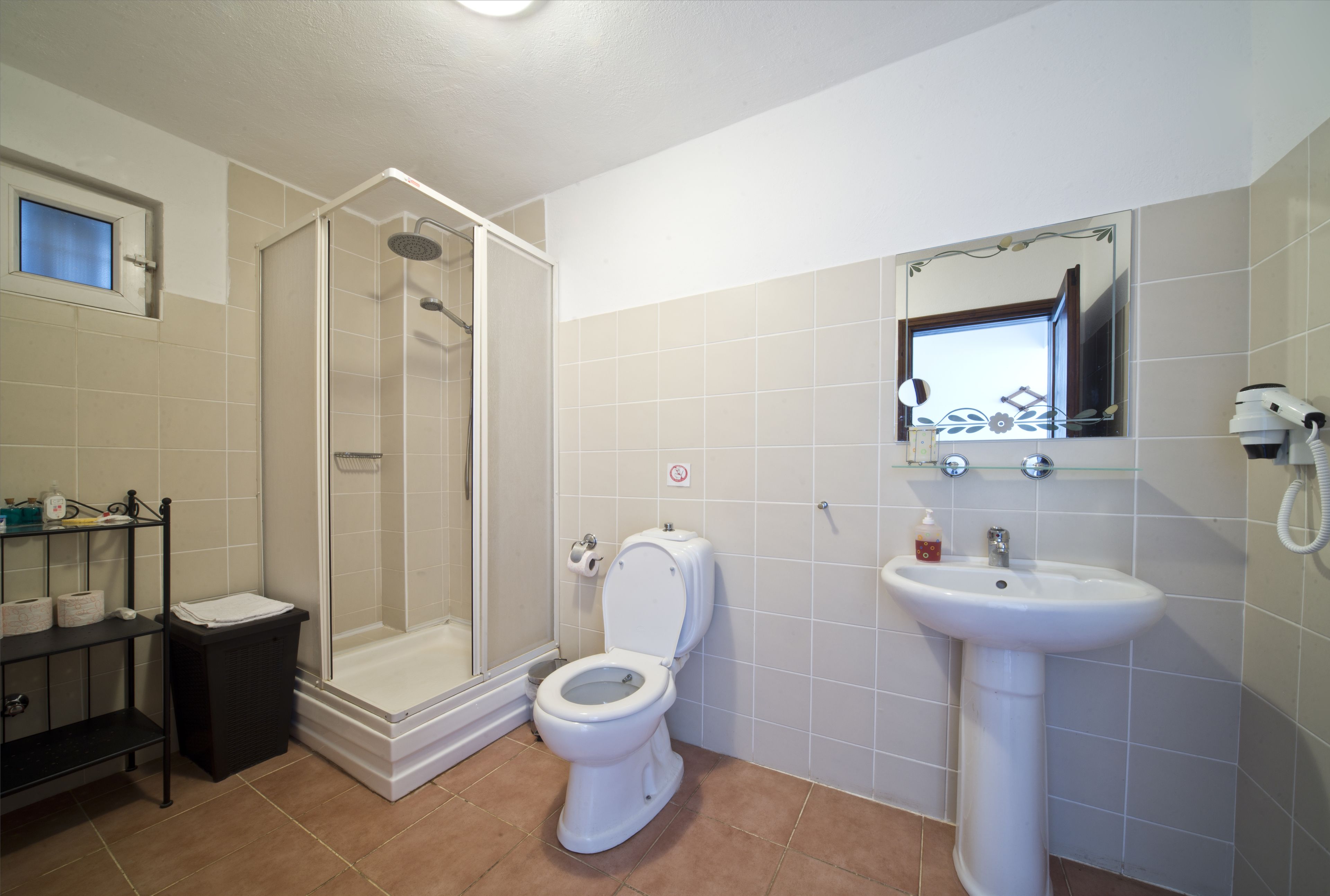 Dusche, kostenlose Toilettenartikel, Haartrockner, Hausschuhe