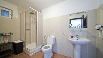 Dusche, kostenlose Toilettenartikel, Haartrockner, Hausschuhe