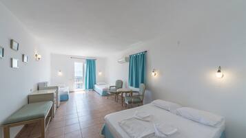Vierpersoonskamer | Een kluis op de kamer, een bureau, gratis wifi, beddengoed