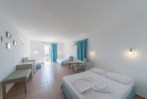 Quarto quádruplo | Cofres nos quartos, escrivaninha, Wi-Fi de cortesia, roupa de cama