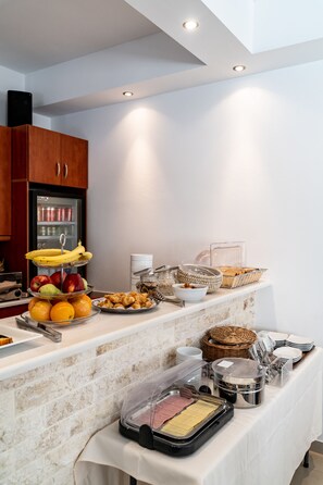 Daily buffet breakfast for a fee - Chez Sophie (Santorini)