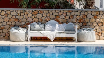 Piscina externa, funciona das 9h às 19h, guarda-sóis, espreguiçadeiras
