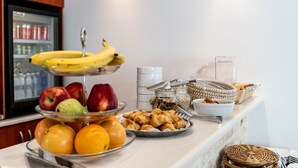 Buffet de l'esmorzar amb fruita, pastissos i begudes.