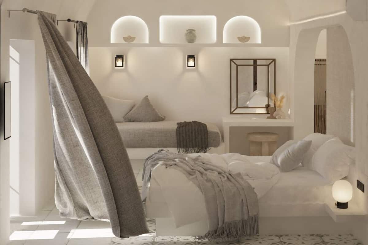 Ein modernes Schlafzimmer mit einem großen Bett, Nachttischen und Wandleuchten.