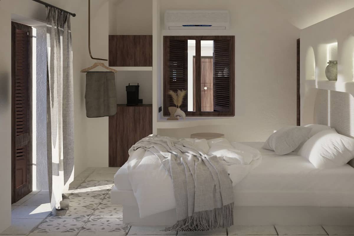 Ein Schlafzimmer mit einem Bett, einem Fenster mit Jalousien, einem hängenden Handtuchhalter und einem kleinen Regal mit Dekoration.