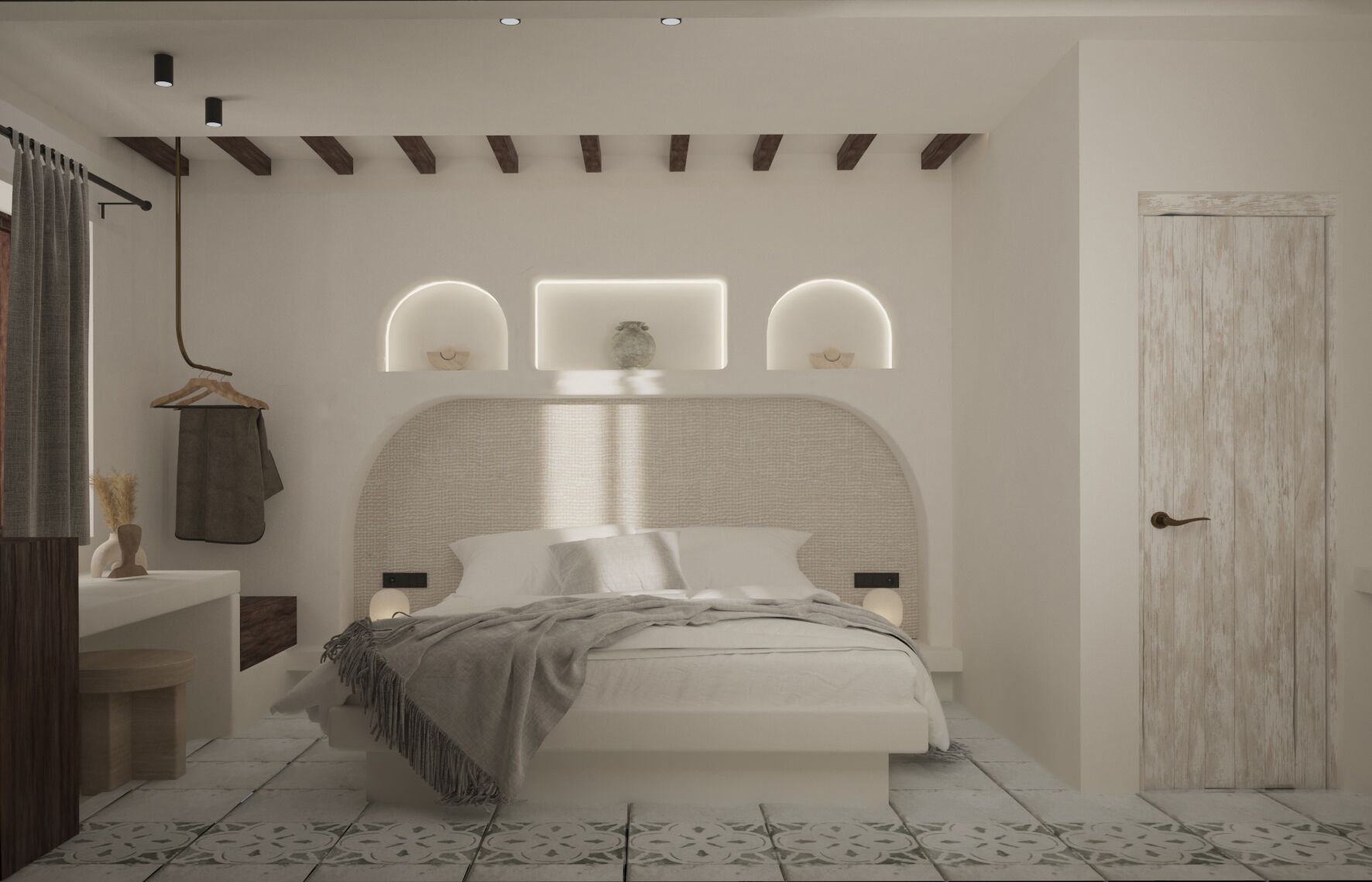 Une chambre à coucher avec un grand lit, une table de chevet, un porte-manteau mural et une porte.