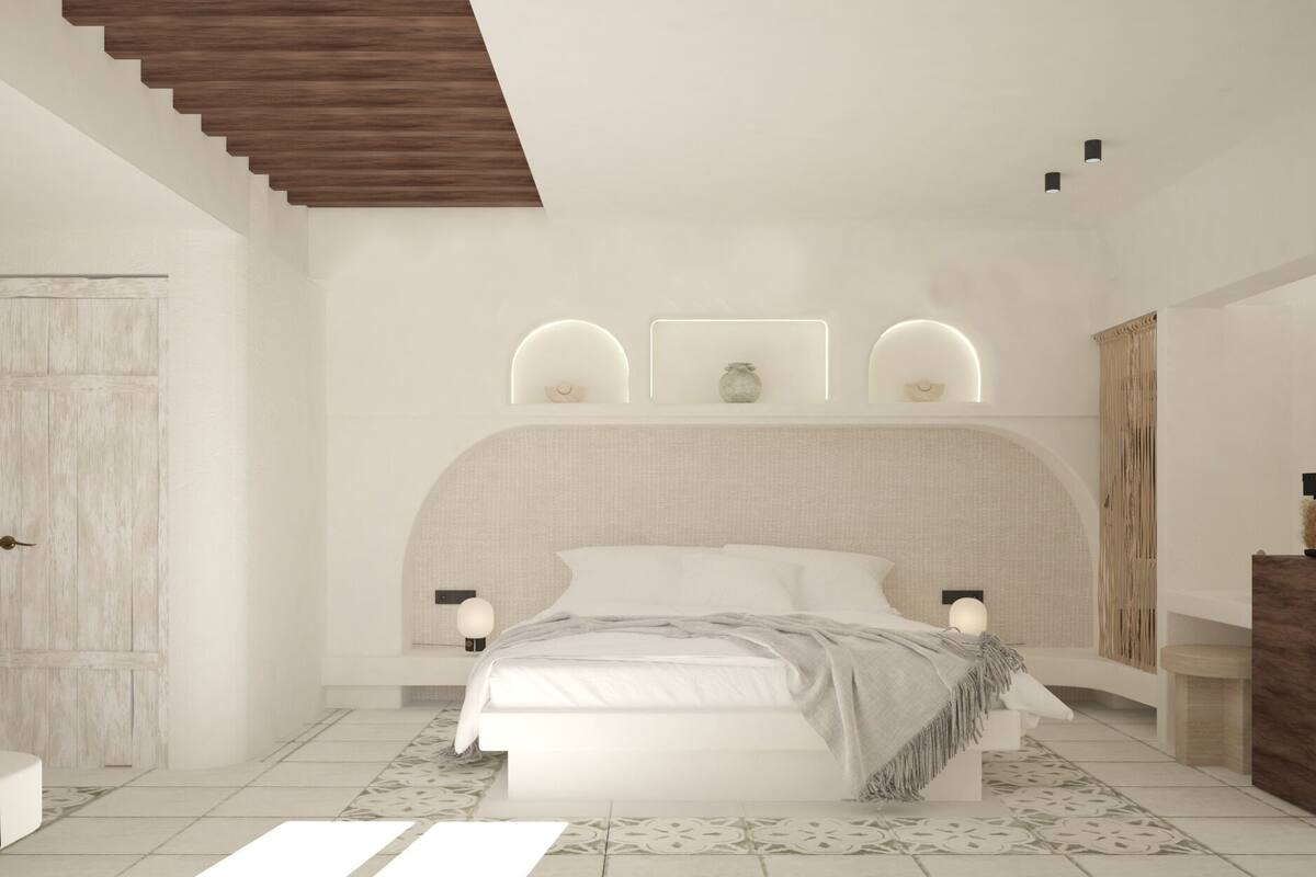 Ein modernes Schlafzimmer mit einem großen Bett, Nachttischlampen, einer Holzbalkendecke und einer dekorativen Wandverkleidung.